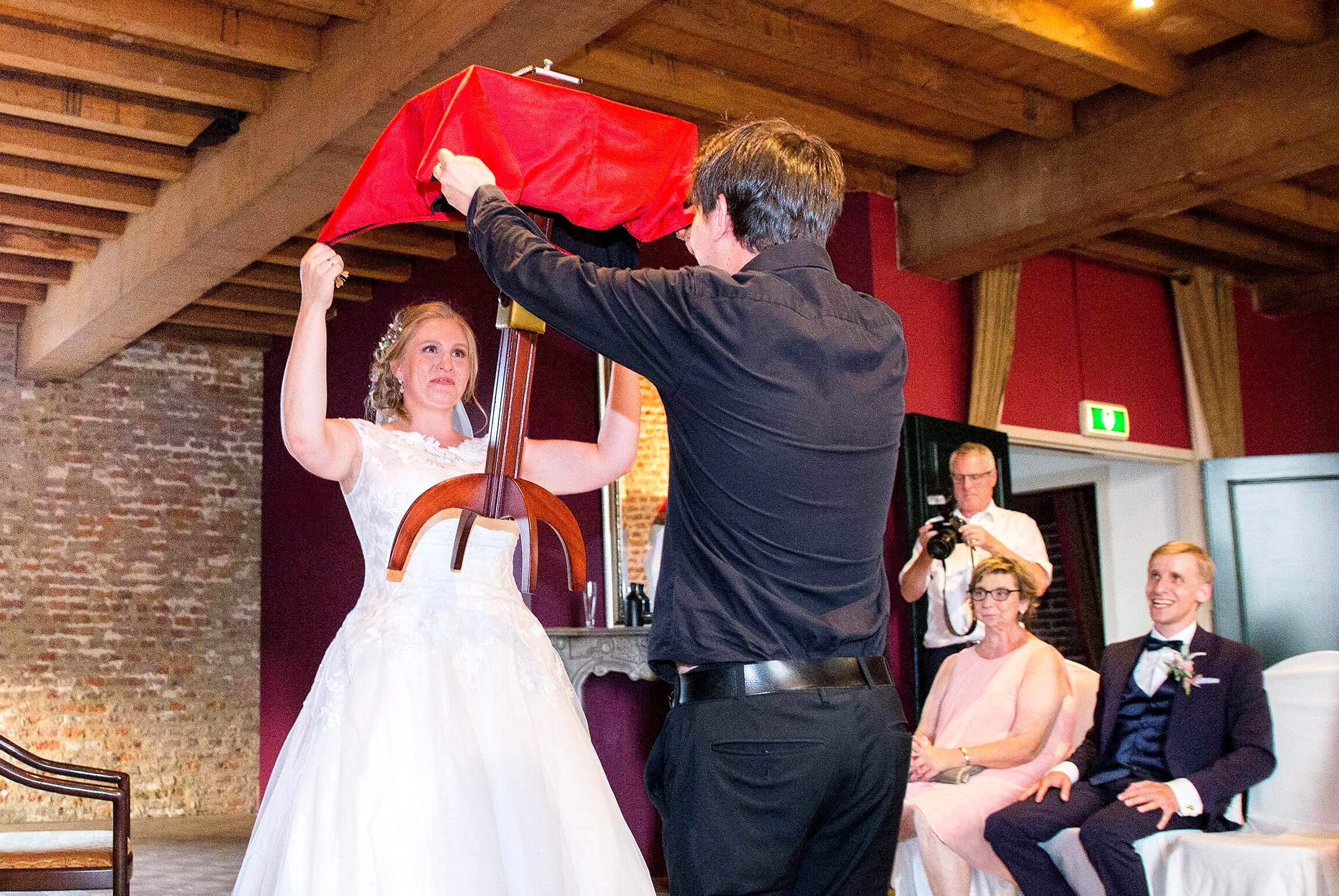 Zauberer Mönchengladbach für Hochzeit buchen - Tischschwebe