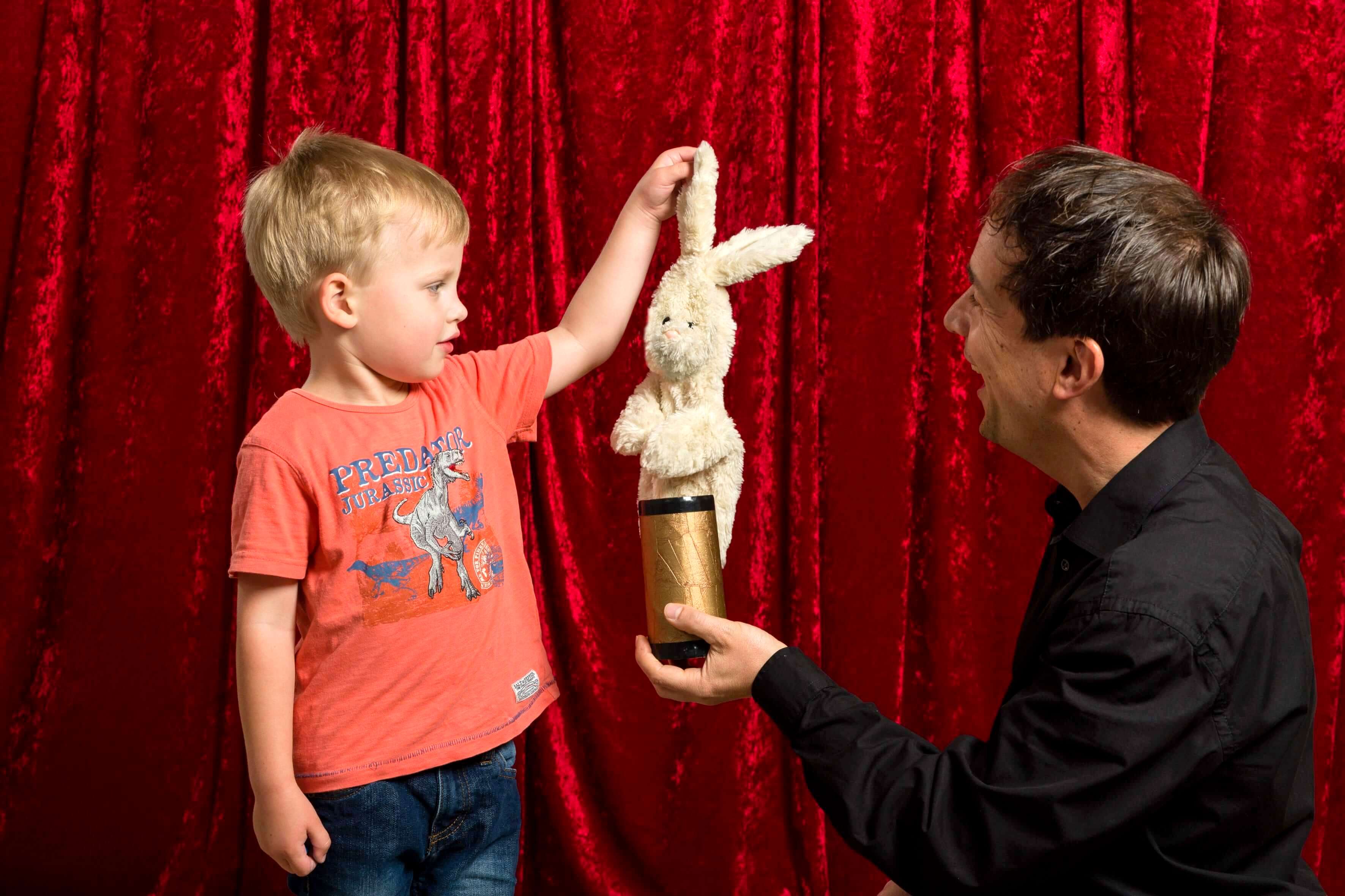 Zauberer Wuppertal für Geburtstag buchen - Kaninchen